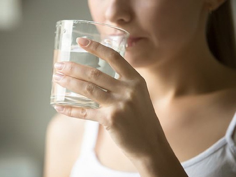 痰を緩めるのを助けるために毎日たくさんの水を飲む